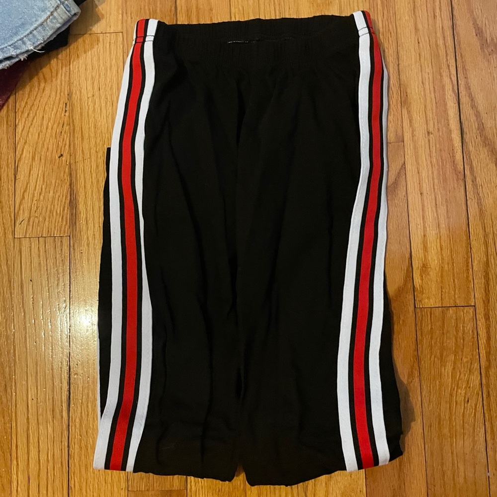 Black leggings with stripes down the side